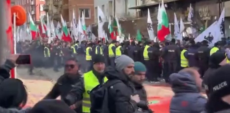 Напрежение пред сградата на ЕК: Димки, боя, огън и ранени полицаи на протеста срещу еврото ВИДЕО