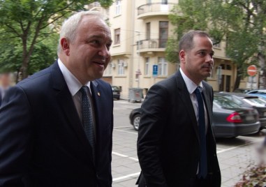 Вместо категорично да осъди бруталните сцени от вчерашния ден в