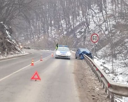 Кола се вряза в мантинелата на пътя Пещера - Батак, две деца са били вътре