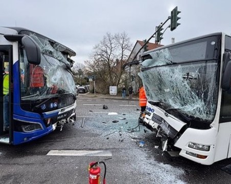 Тежък челен удар между два автобуса рани 30 души в Германия, сред тях има и деца