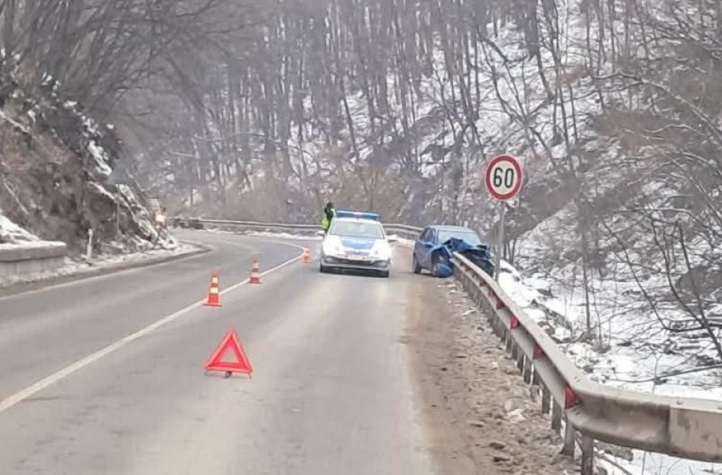 Кола се вряза в мантинелата на пътя Пещера - Батак, две деца са били вътре