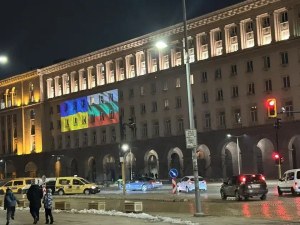 Три години война в Украйна: Осветиха с украинското и българското знаме сградата на Министерския съвет