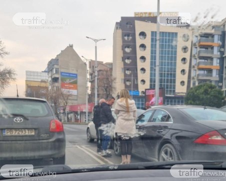 Разсеяна шофьорка заби мерцедеса си в задницата на друга кола до Панаира