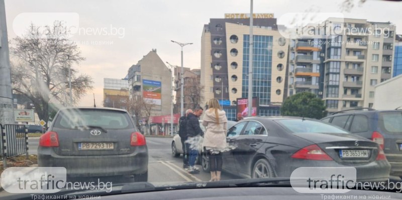 Разсеяна шофьорка заби мерцедеса си в задницата на друга кола до Панаира