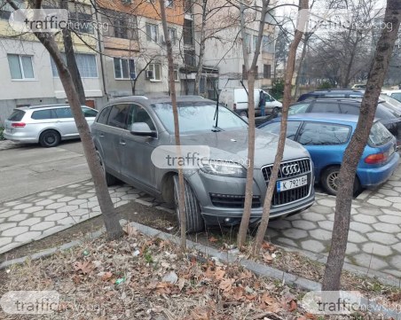 А наляво, а надясно, а... в калта! Пешеходци останаха без тротоар заради джип в Тракия