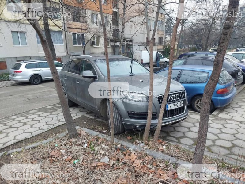 А наляво, а надясно, а... в калта! Пешеходци останаха без тротоар заради джип в Тракия