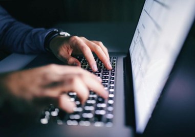 Най малко 25 души бяха арестувани за онлайн разпространение на порнографски