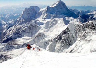 Най малко 47 души са затрупани след срутването на ледник в индийския щат