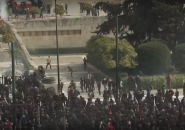 Многохилядни демонстрации се провеждат в Атина Солун и други гръцки