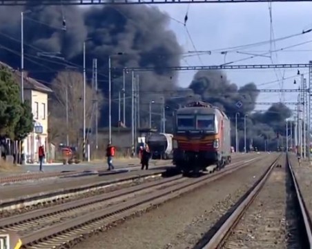 Голям химически пожар в Чехия! Влак, превозващ бензин, дерайлира