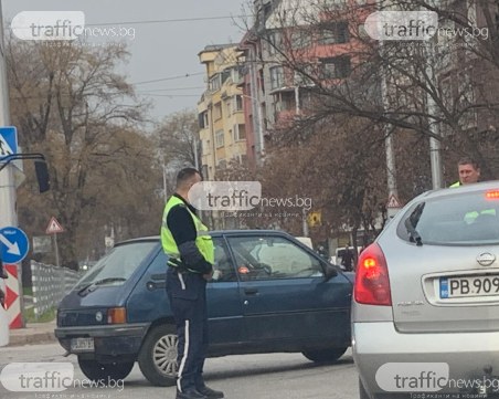 Заради аварирал автомобил: Жестока тапа пред Областна управа