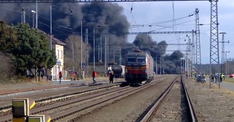 Голям химически пожар в Чехия! Дерайлира влак, превозващ бензин