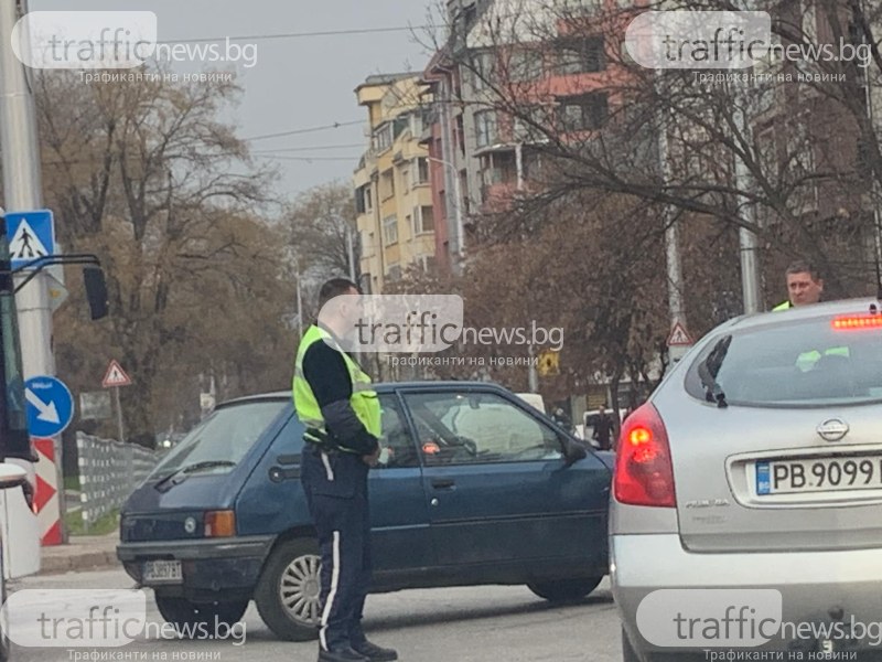 Заради аварирал автомобил: Жестока тапа пред Областна управа