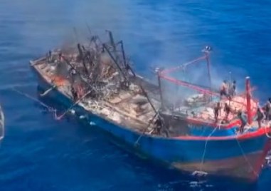 Български капитан и екипажът му рискуват всичко за да спасят