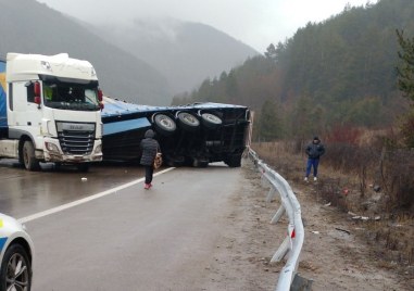 ТИР катастрофира на АМ Хемус Инцидентът е станал при Чурек в