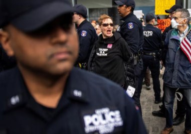 Девет души са задържани по време на протест в Ню