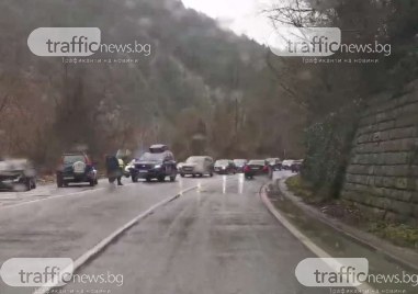 Две коли се удариха челно на пътя Бачково Пловдив