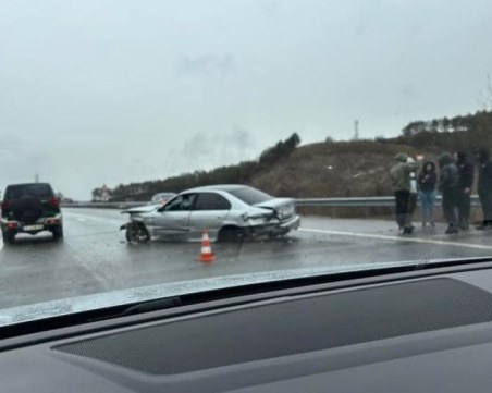 БМВ се заби в мантинелата на АМ 