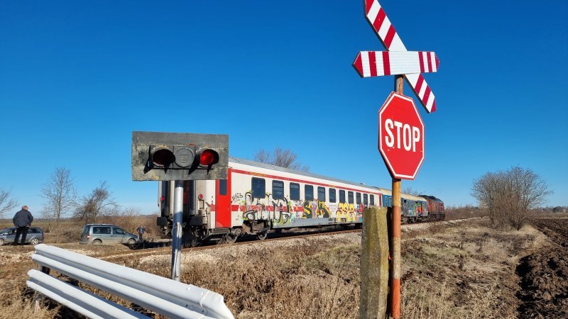 Влак помете кола на жп прелез, двама са ранени