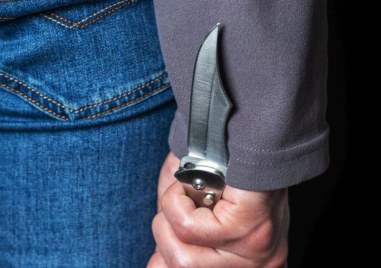 Мъж е задържан в София след като е нападнал с нож