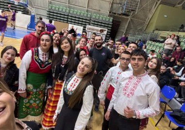 Дванадесетокласници от пловдивското училище Любен Каравелов организираха бляскава изненада за