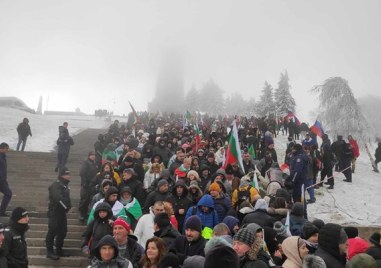 Хиляди българи от цялата страна задръстиха северния подход на прохода