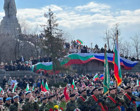 Стотици се качиха на Хълма на Освободителите, за да отбележат националния празник на България ГАЛЕРИЯ