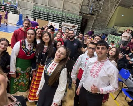 Ученици поканиха класния си на бала с фолклорна изненада по време на финал за Купата на ББЛ