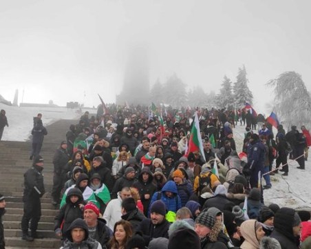 Въпреки мъглата и студа: Хиляди българи се качиха на връх Шипка