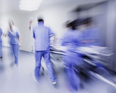 Жената, нападната с нож в трамвай, е с прорезни рани по главата, лицето и ръцете