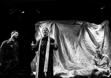 Арт от Ясмин Реза е номиниран за две награди Златен