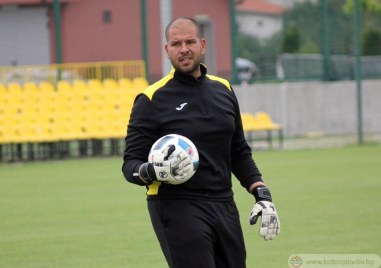 Треньорът на вратарите на дубъла на Ботев Илия Иванов беше