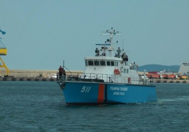 Бедстващата лодка с двама души на борда е била спасена