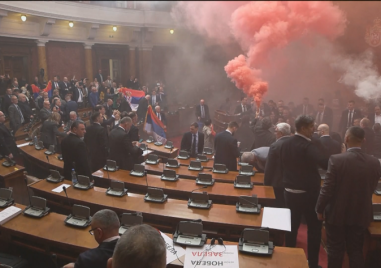 Опозицията в сръбския парламент бойкотира днешното заседание след вчерашния инцидент