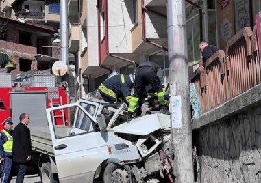 Товарен микробус се блъсна в стълб в Смолян преди светофара