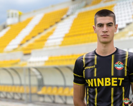 Ботев продаде бранител на Септември