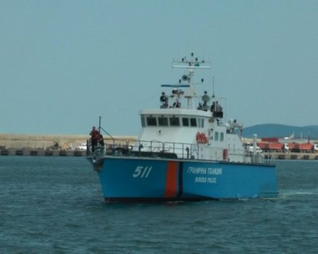 Двамата чужденци, открити в лодка в Черно море, остават в ареста