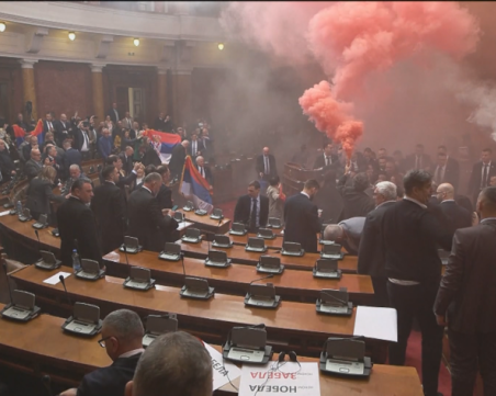 След вчерашните инциденти в Сръбския парламент: Опозицията бойкотира днешното заседание