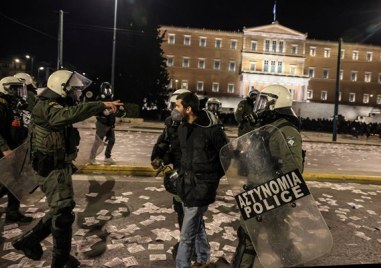 Сблъсъци между полиция и демонстранти в гръцката столица Атина задържани