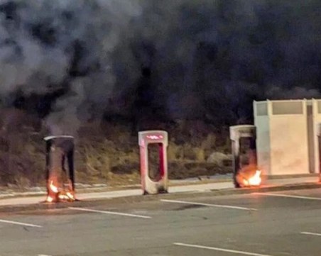 Подпалиха станции за зареждане на Tesla в знак на протест срещу Мъск СНИМКИ