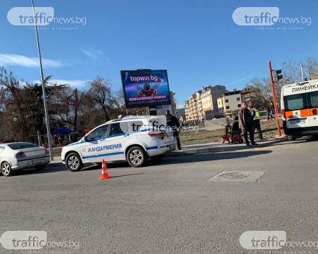 Кола блъсна електрическа инвалидна количка, има пострадал