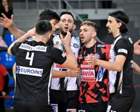 След 8 поредни победи волейболният Локомотив загуби