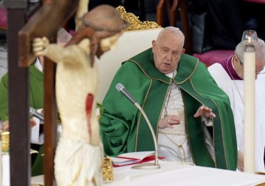 Осемдесет и осем годишният папа Франциск е прекарал  спокойна нощ  в болницата в Рим след