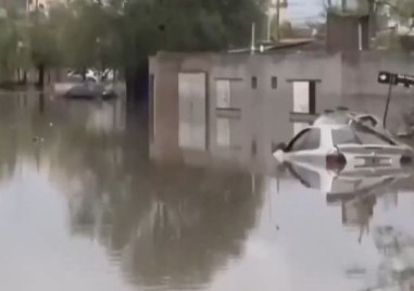 Най малко 12 души загинаха в наводнения в аржентинския пристанищен град