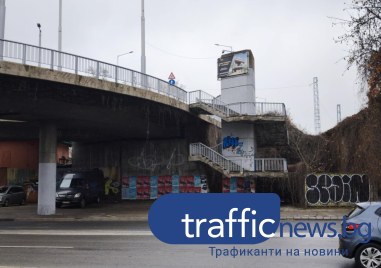 Корозирали метални елементи и ронещ се бетон под някои от