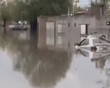 Най-малко 12 души са загинали при наводнения в Аржентина, издирват две малки момичета