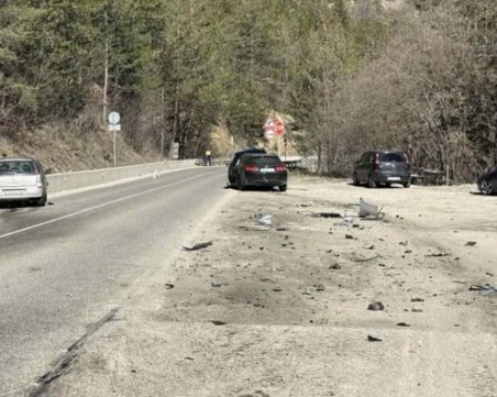 Ограничено е движението на пътя Пловдив - Смолян, катастрофа е станала в района на Хвойна (Обновена)
