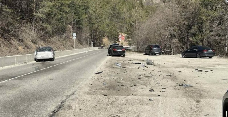 Ограничено е движението на пътя Пловдив - Смолян, катастрофа е станала в района на Хвойна (Обновена)