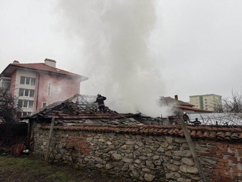 Пожар пламна в пристройка във Войводиново, 44-годишен мъж е пострадал