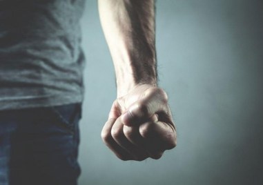 22 годишен младеж е с три счупени зъба и комоцио след побой